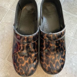 Leopard Dansko Clogs sz 39